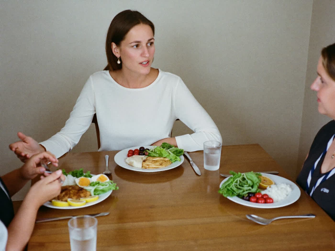 Una nutricionista preparando un plan de nutrición en su consulta.
